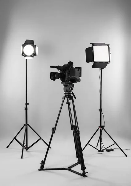 Professionell Videokamera Och Belysning Utrustning Vit Bakgrund — Stockfoto