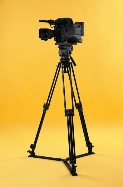 Moderne Professionelle Videokamera Auf Gelbem Hintergrund — Stockfoto
