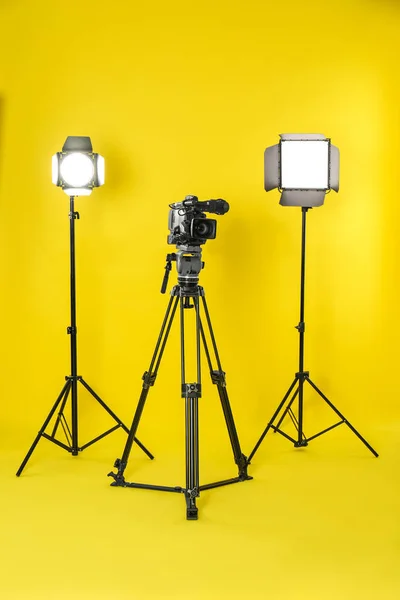 Câmera Vídeo Profissional Equipamentos Iluminação Fundo Amarelo — Fotografia de Stock