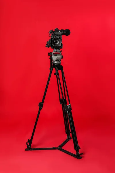 Σύγχρονη Επαγγελματική Βιντεοκάμερα Κόκκινο Φόντο — Φωτογραφία Αρχείου