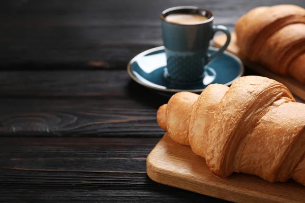 Finom Friss Croissant Kávé Fekete Asztalon Közelkép Szöveg Helye — Stock Fotó