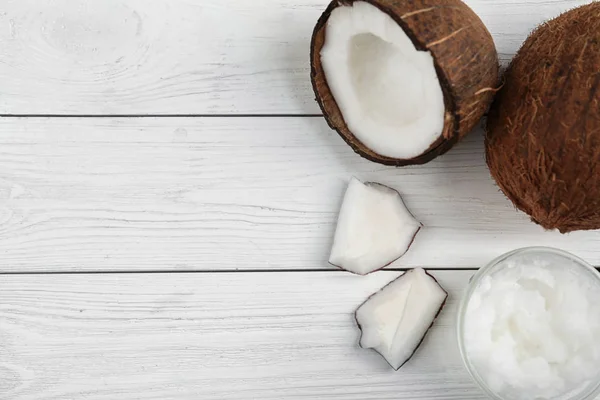 Composición plana con aceite de coco sobre mesa de madera blanca, spa — Foto de Stock