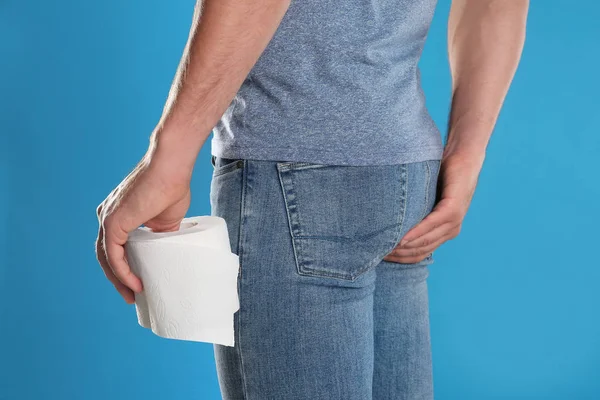 Man Met Toiletpapier Lijdend Aan Aambeien Lichtblauwe Achtergrond Close — Stockfoto