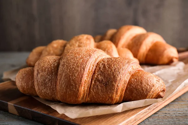 Finom Friss Croissant Asztalon Közelkép — Stock Fotó