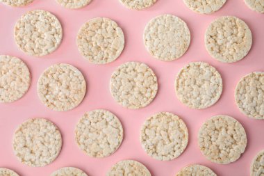 Pembe arka planda pirinç kekleri, düz yatış.