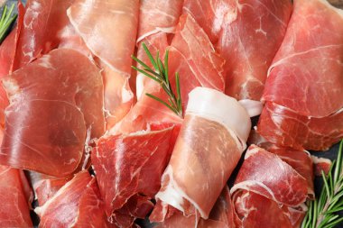 Arka plan olarak biberiyeli lezzetli prosciutto, üst görünüm