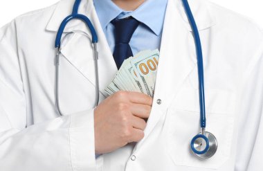 Doktor rüşveti cebe indiriyor, yakın plan. İlaç sektöründe yolsuzluk