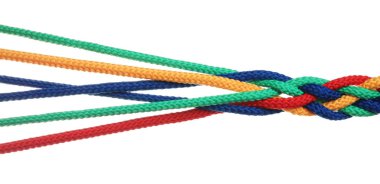 Beyazda izole edilmiş renkli ipler. Birlik kavramı