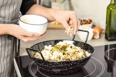 Lezzetli risotto pişiren kadın, yakın plan. Lezzetli tarif