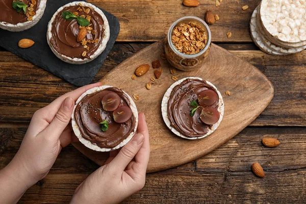 Mujer Sosteniendo Pastel Arroz Inflado Con Chocolate Extendido Uva Mesa — Foto de Stock