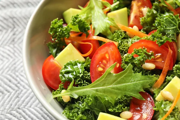 Leckerer Frischer Grünkohlsalat Auf Dem Tisch Nahaufnahme — Stockfoto