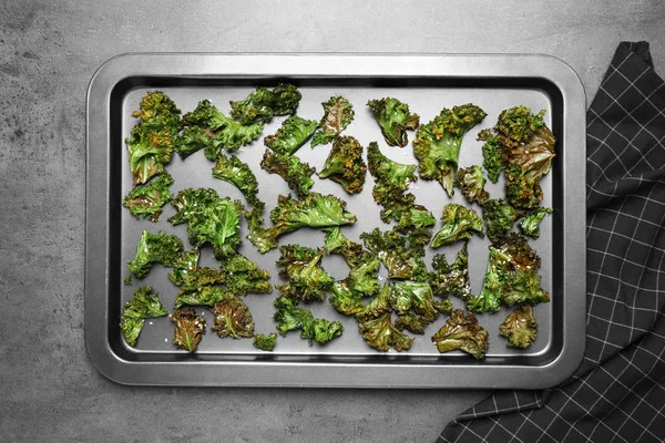 Νόστιμα Ψημένα Πατατάκια Kale Γκρι Τραπέζι Κορυφαία Προβολή — Φωτογραφία Αρχείου