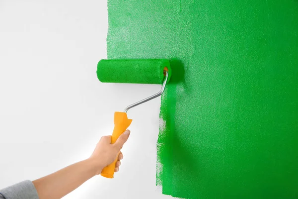 Mulher Pintando Parede Branca Com Tinta Verde Close Renovação Interior — Fotografia de Stock
