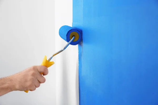 Mann Bemalt Weiße Wand Mit Blauem Farbstoff Nahaufnahme Innenrenovierung — Stockfoto