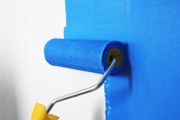 Pintura Parede Branca Com Corante Azul Close Renovação Interior — Fotografia de Stock