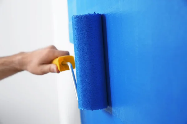 Mężczyzna Malujący Białą Ścianę Niebieskim Farbą Zbliżenie Remont Wnętrz — Zdjęcie stockowe