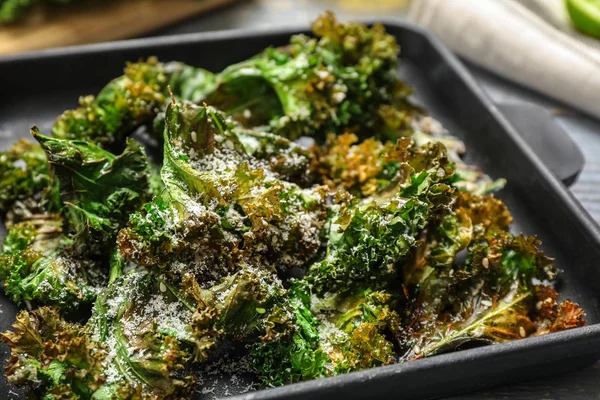 Smaklig Bakad Grönkålschips Med Ost Bordet Närbild — Stockfoto