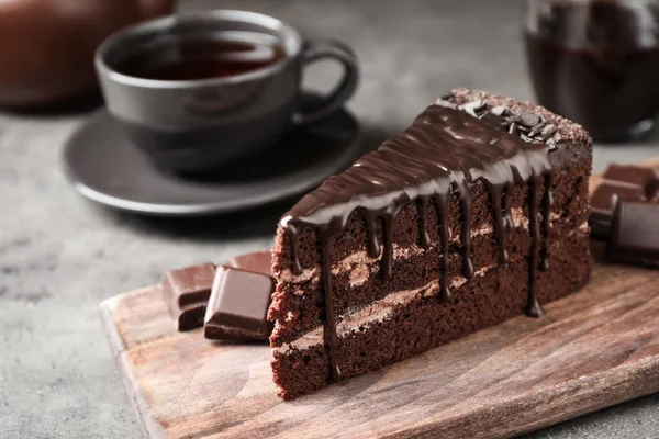 Lätt Läcker Chokladkaka Grått Bord — Stockfoto