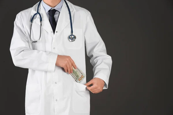 Doctor poniendo soborno en el bolsillo sobre fondo negro, primer plano. C — Foto de Stock