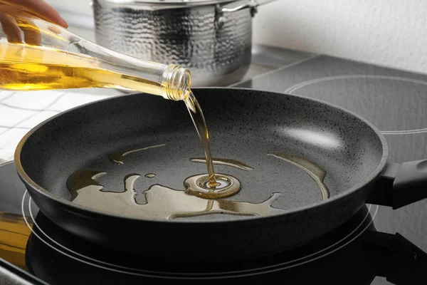 Woman Pouring Cooking Oil Bottle Frying Pan Closeup — 스톡 사진