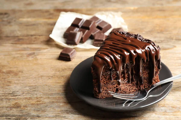 Νόστιμο Κέικ Σοκολάτας Σερβίρεται Ξύλινο Τραπέζι — Φωτογραφία Αρχείου