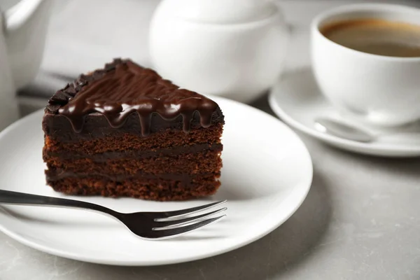 Leckeren Schokoladenkuchen Serviert Auf Weißem Tisch Nahaufnahme — Stockfoto