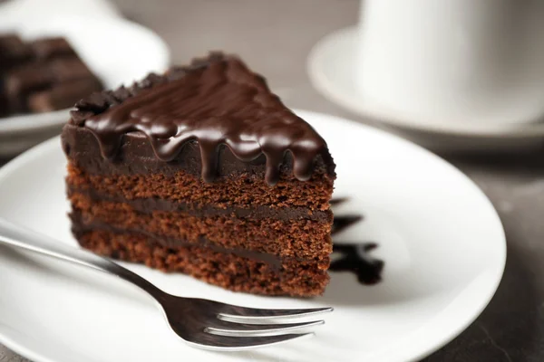 Leckeren Schokoladenkuchen Serviert Auf Grauem Tisch Nahaufnahme — Stockfoto