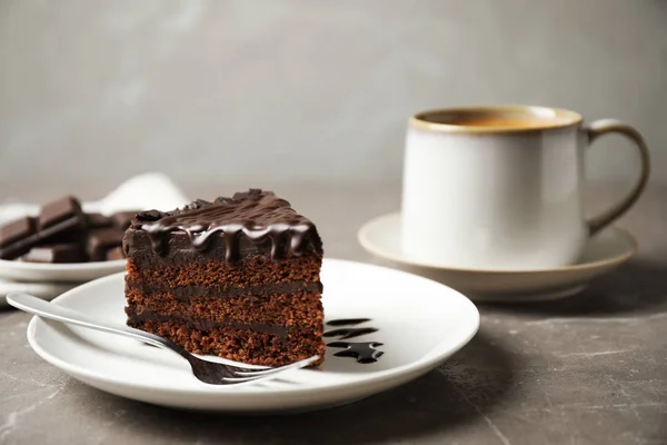 Вкусный Шоколадный Торт Подается Сером Столе — стоковое фото