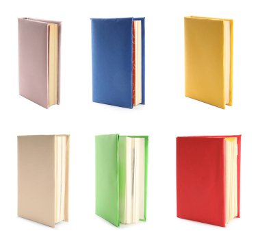 Beyaz arkaplan üzerine renkli kitaplar kümesi