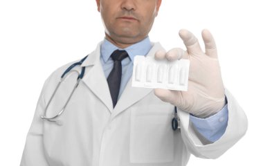 Doktor, beyaz arka planda hemoroit tedavisi için fitiller tutuyor.
