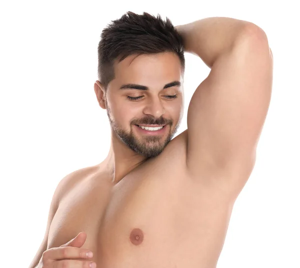 Junger Mann Zeigt Haarlose Achselhöhle Nach Epilation Auf Weißem Hintergrund — Stockfoto