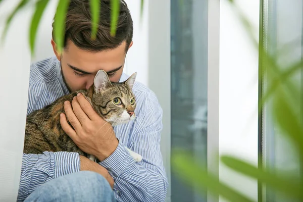 Man Tabby Cat Window Home Friendly Pet — Stock Photo, Image