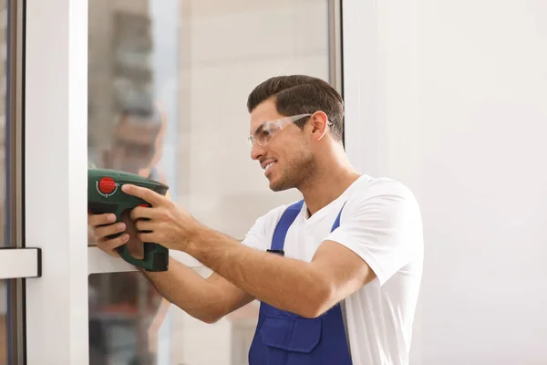 Trabajador Construcción Reparación Ventana Plástico Con Destornillador Eléctrico Interiores — Foto de Stock