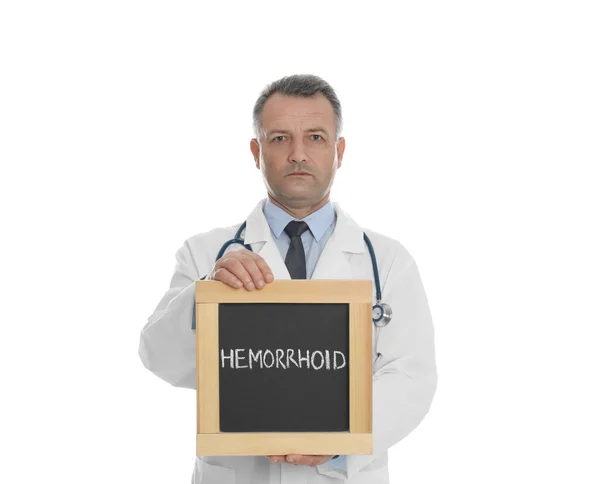 Doctor Sosteniendo Pizarra Con Palabra Hemorrhoid Sobre Fondo Blanco — Foto de Stock