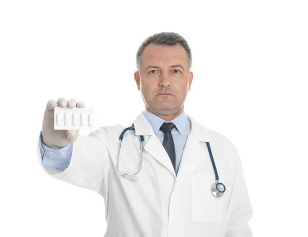 Médico Segurando Supositórios Para Tratamento Hemorróidas Fundo Branco — Fotografia de Stock