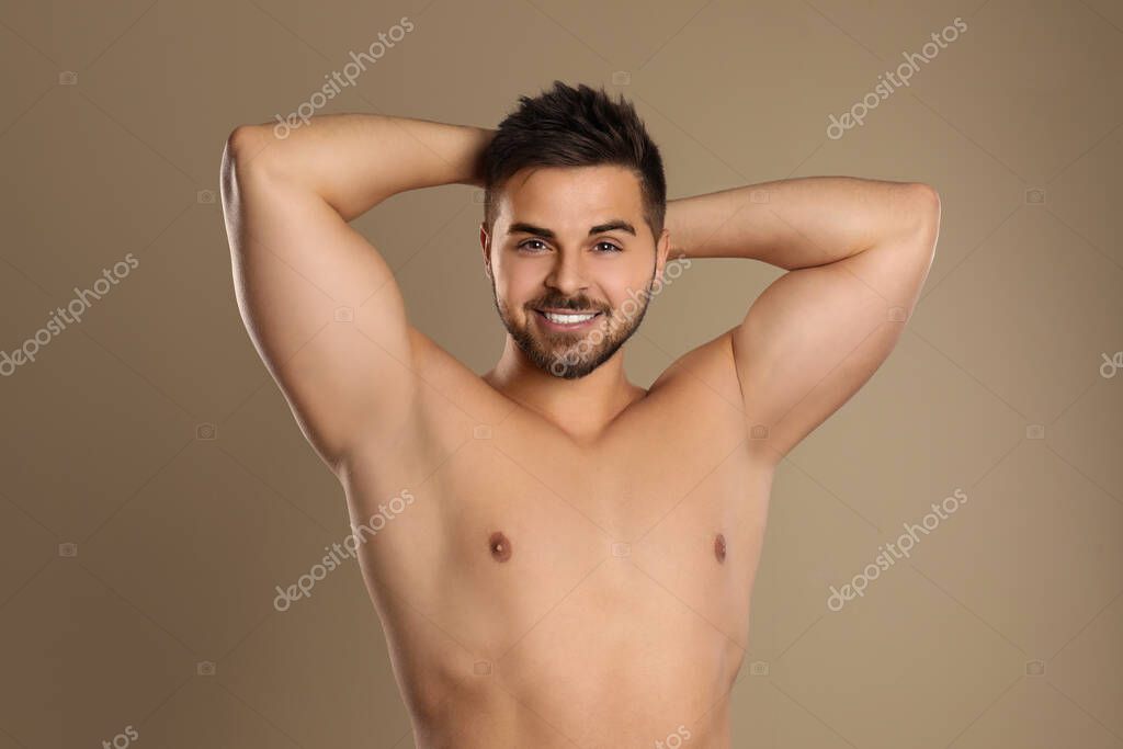 Fotos de Hombre joven mostrando axilas sin pelo despu s del