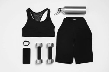 Beyaz arka planda spor giyimli kompozisyon, üst görünüm