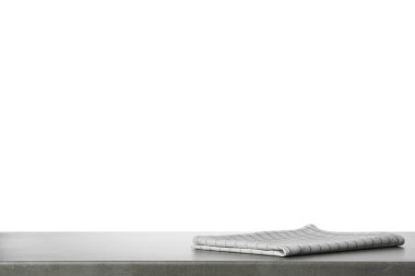 Gri masada katlanmış mutfak havlusu. Tasarım için boşluk