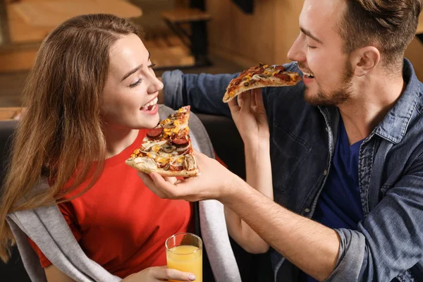 Casal Jovem Comendo Pizza Deliciosa Café — Fotografia de Stock