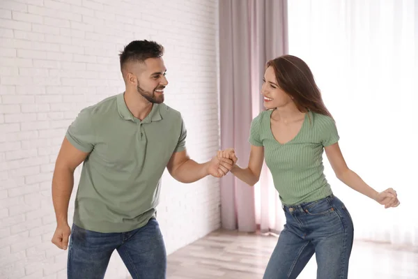 Charmant jeune couple dansant ensemble à la maison — Photo