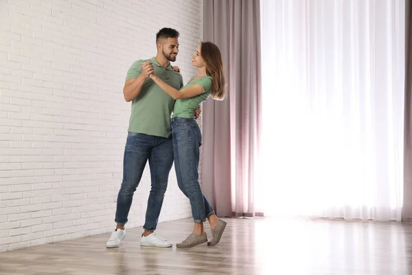 Preciosa pareja joven bailando juntos en casa —  Fotos de Stock