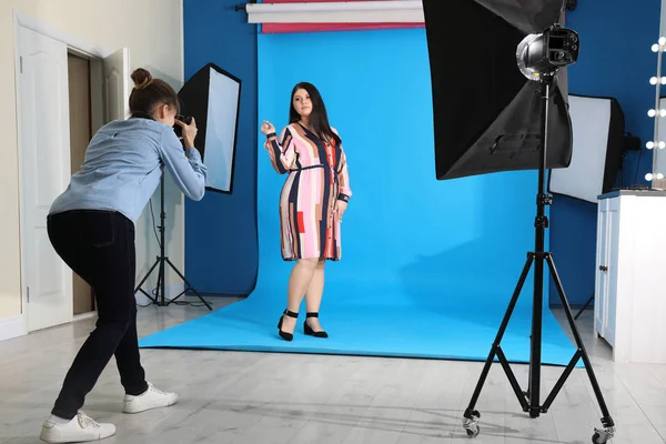 Fotógrafo Tomando Fotos Una Mujer Con Sobrepeso Estudio Modelo Tamaño —  Fotos de Stock