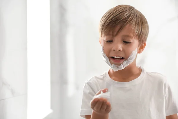 Chlapec s pěnou na holení uvnitř. Mezera pro text — Stock fotografie