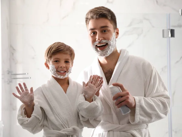 Papá Hijo Con Espuma Afeitar Sus Caras Divirtiéndose Baño — Foto de Stock