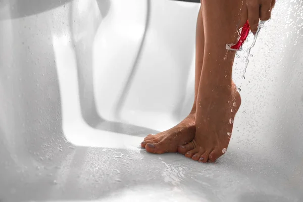 お風呂で足を剃る若い女性,クローズアップ — ストック写真