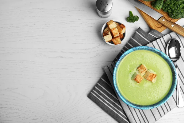 Sopa Creme Brócolis Deliciosa Com Croutons Servidos Mesa Madeira Flat — Fotografia de Stock