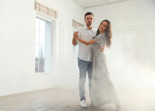 Härligt ungt par som dansar tillsammans i balsalen. Plats för text — Stockfoto