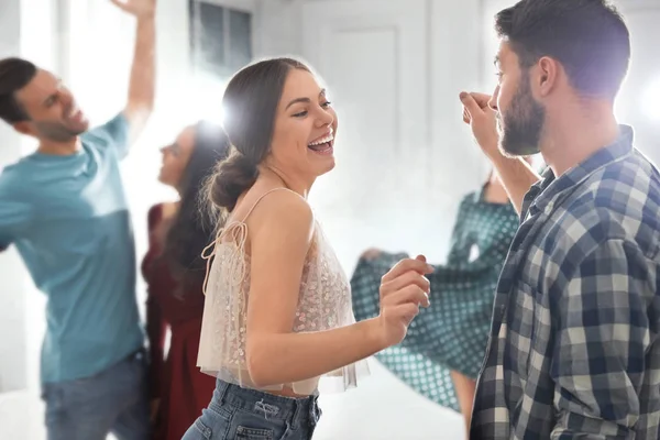 Preciosa pareja joven bailando juntos en la fiesta — Foto de Stock