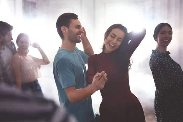 Adorável jovem casal dançando juntos na festa — Fotografia de Stock