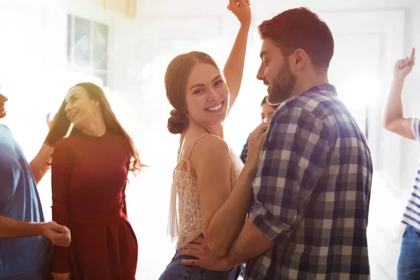 Bella giovane coppia che balla insieme alla festa — Foto Stock